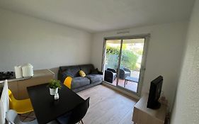 Appartement 2 Pieces En Rez De Jardin Avec Parking Et Piscine